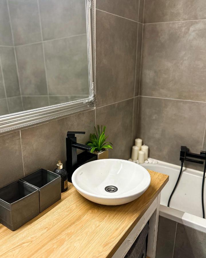 בודפשט Urban Studio With Private Garden Near Andrassy מראה חיצוני תמונה