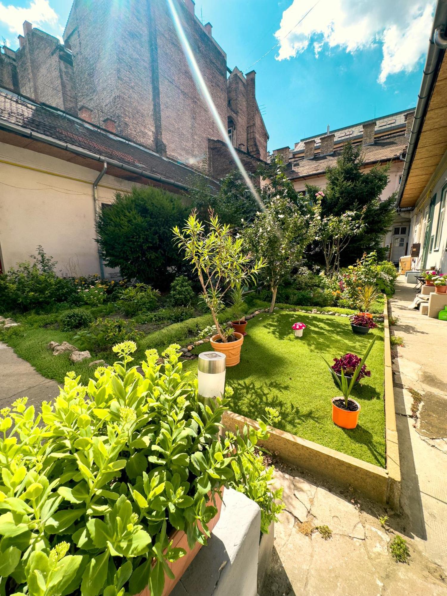 בודפשט Urban Studio With Private Garden Near Andrassy מראה חיצוני תמונה